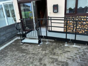 Modular ramp with a gate and step unit installed